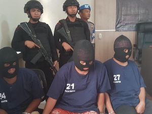 Selain 3 Anggota LSM, 13 Orang Jadi Tersangka Perusakan Polsek Bayah Selain 3 Anggota LSM, 13 Orang Jadi Tersangka Perusakan Polsek Bayah