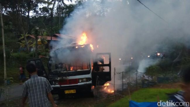 Bus Terbakar di Sukabumi, Belasan Penumpang Selamat Bus Terbakar di Sukabumi, Belasan Penumpang Selamat