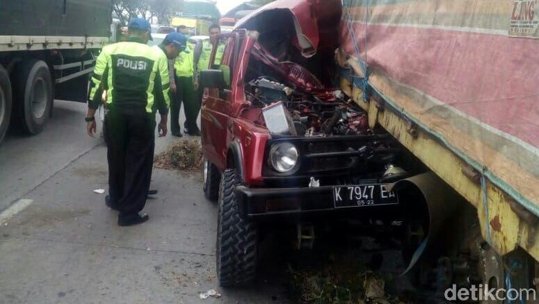 Mobil Tabrak Truk di Pantura Demak, 1 Orang Tewas Seketika