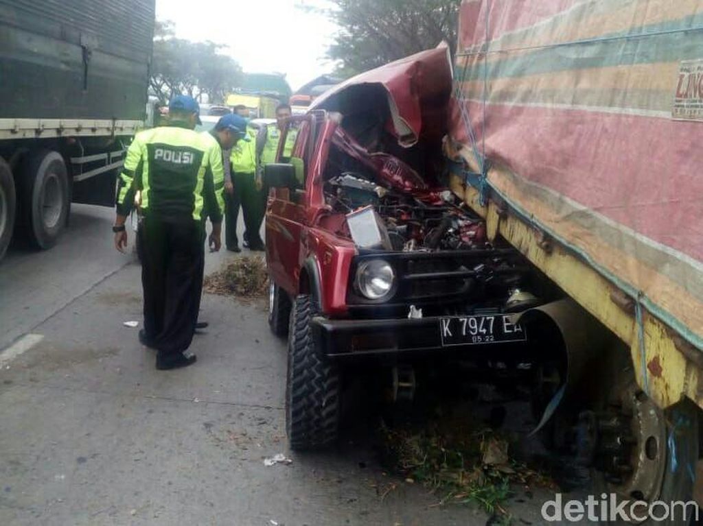 Mobil Tabrak Truk di Pantura Demak, 1 Orang Tewas Seketika Mobil Tabrak Truk di Pantura Demak, 1 Orang Tewas Seketika
