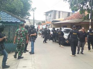 Teroris Ganteng yang Mengejutkan Emak-emak Tangerang Teroris Ganteng yang Mengejutkan Emak-emak Tangerang