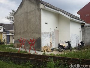 Keseharian Ketua JAD Jatim Tertutup, Anak Tak Sekolah