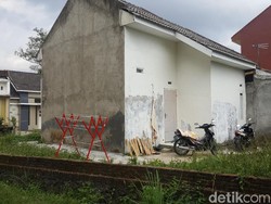 Keseharian Ketua JAD Jatim Tertutup, Anak Tak Sekolah