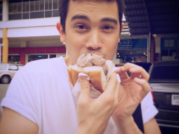 Ini Dia 10 Aksi Sunny Suwanmethanont, Aktor Ganteng Thailand Saat Makan