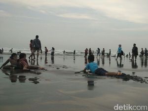 Besok Puasa, Pantai Parangtritis Dipadati Warga yang Padusan Besok Puasa, Pantai Parangtritis Dipadati Warga yang Padusan