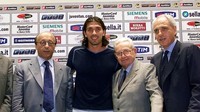 Buffon direkrut dari Parma pada musim panas 2001 dengan nilai transfer 52 juta euro. Jumlah tersebut menjadikan Buffon sebagai kiper termahal di dunia. Foto: Twitter @KingIdris1111