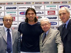 Buffon direkrut dari Parma pada musim panas 2001 dengan nilai transfer 52 juta euro. Jumlah tersebut menjadikan Buffon sebagai kiper termahal di dunia. Foto: Twitter @KingIdris1111