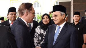 Koalisi Ajaib Mahathir-Anwar Tumbangkan Pemerintahan Najib Razak