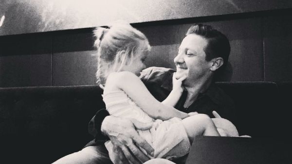 Momen Manis Jeremy Hawkeye Renner Bersama Putrinya