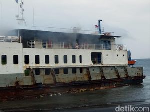 Api yang Membakar KMP Labitra Adinda Berhasil Dipadamkan