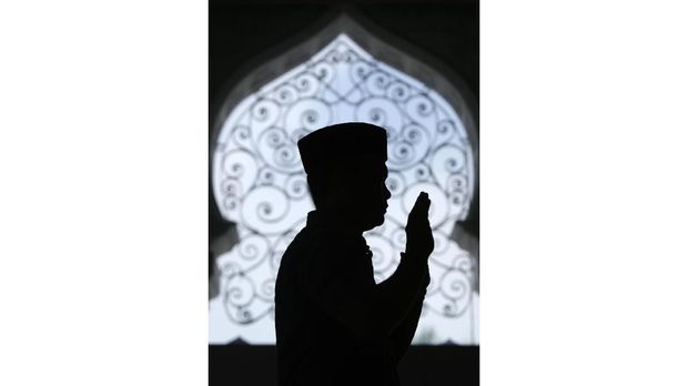 Umat muslim melaksanakan salat sunat dhuha pada hari pertama bulan Ramadan di Masjid Raya Baiturrahman, Banda Aceh, Aceh, Kamis (17/5). Pada setiap bulan suci Ramadan, umat Islam memperbanyak amal ibadah guna memohon ampunan dan keridaan Allah SWT. ANTARA FOTO/Irwansyah Putra/aww/18.