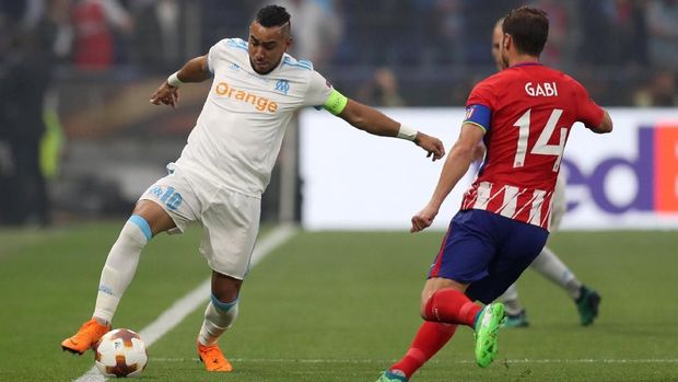 Dimitri Payet terpaksa ditarik keluar di menit ke-31 karena cedera.