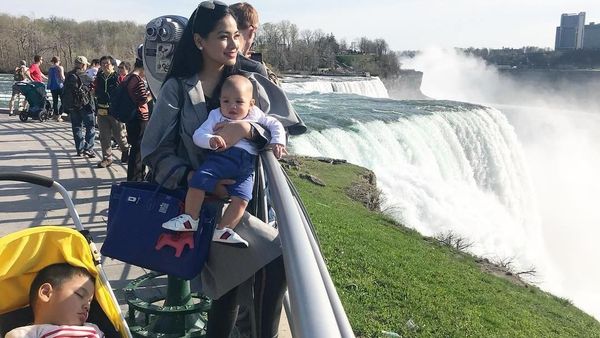 Foto: Travelingnya Titi Kamal & Sang Buah Hati di Kanada