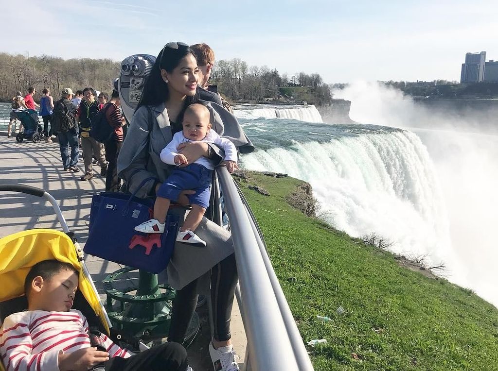 Foto: Travelingnya Titi Kamal & Sang Buah Hati di Kanada Foto: Travelingnya Titi Kamal & Sang Buah Hati di Kanada