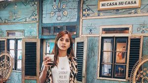 Begini Gaya Hot Mama, Kirana Larasati Saat Ngopi dan Makan Pizza