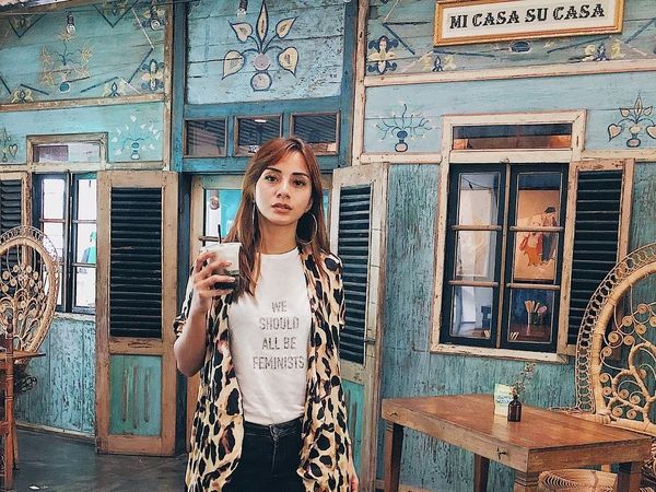 Begini Gaya Hot Mama, Kirana Larasati Saat Ngopi dan Makan Pizza