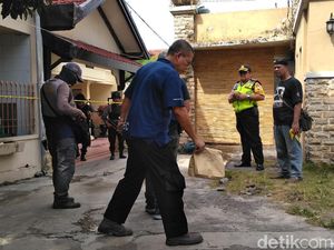 Densus Temukan Bungkusan Warna Cokelat di Rumah Teroris Dukuh Pakis