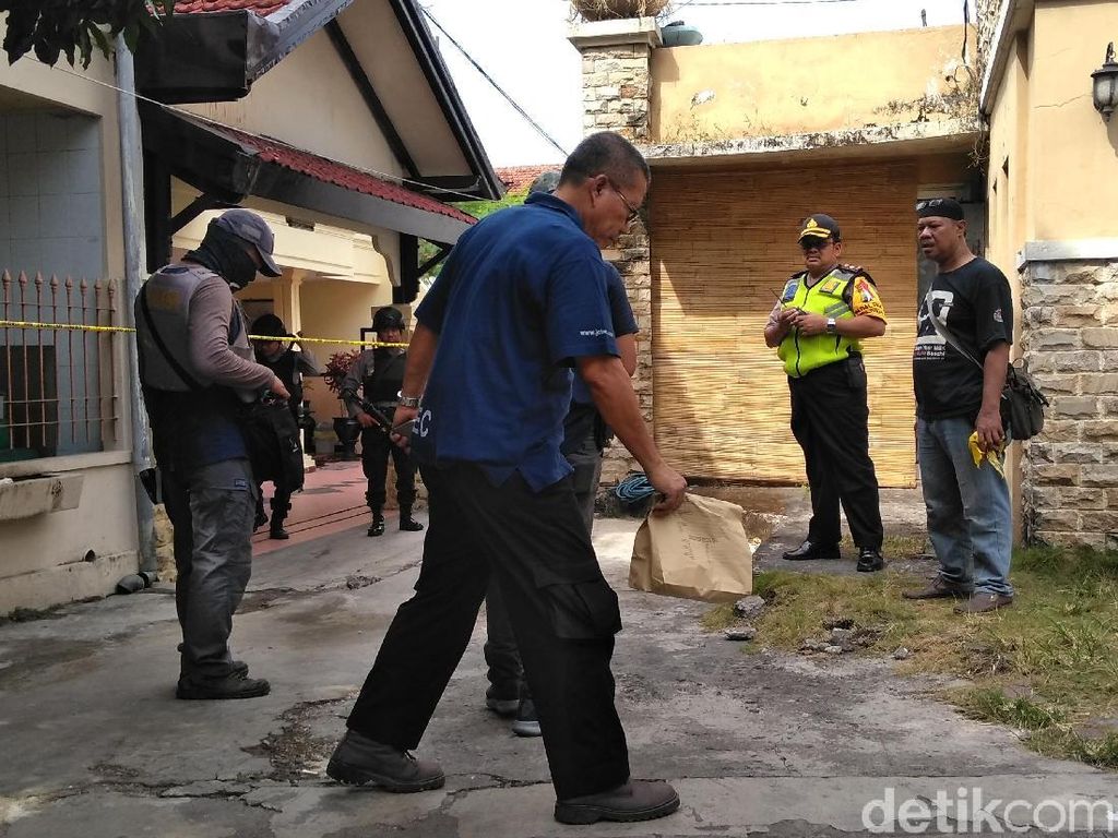 Densus Temukan Bungkusan Warna Cokelat di Rumah Teroris Dukuh Pakis Densus Temukan Bungkusan Warna Cokelat di Rumah Teroris Dukuh Pakis
