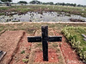 Makam Terendam di TPU Budi Dharma