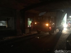Truk Nyangkut di Jembatan Kereta Matraman