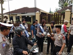 Puasa Pertama, Polisi Garut Bagi-bagi Takjil ke Pengguna Jalan