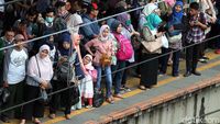 Penumpang KRL Sesaki Stasiun Tanah Abang