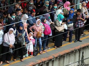 Penumpang KRL Sesaki Stasiun Tanah Abang