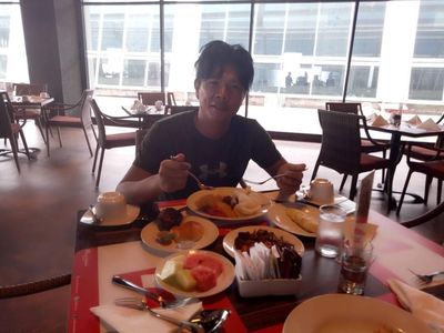 Intip Potret Babang Tamvan, Andika Mahesa Saat Sedang Makan dan Masak
