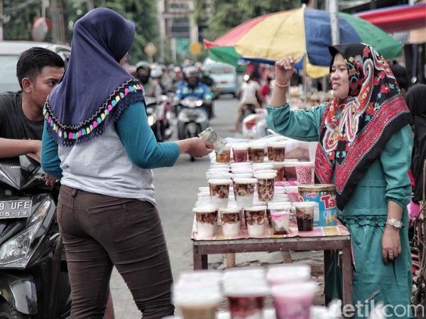 Banyak Dicari, Penjual Takjil Panen Rejeki di Bulan Ramadan