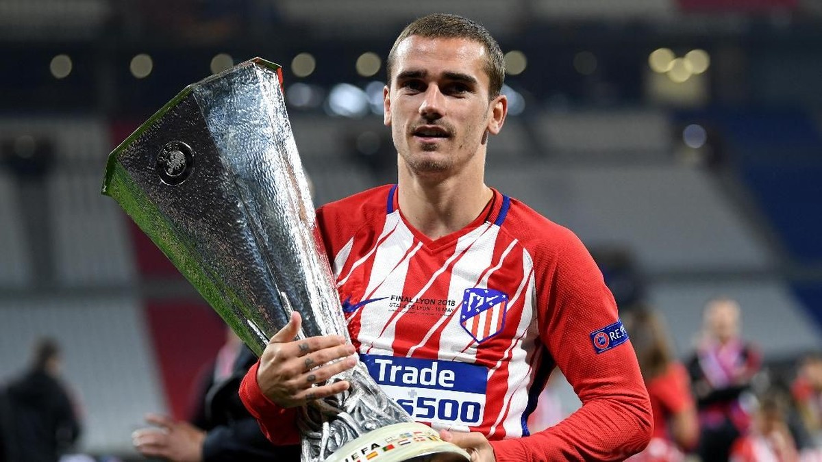 Antoine Griezmann dengan trofi Liga Europa 2017/2018, kini juga dinobatkan jadi pemain terbaik ajang itu musim lalu (Foto: Matthias Hangst/Getty Images)