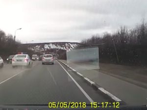 Kejar Pengendara Nakal, Mobil Patroli Polisi Ini Malah Melayang