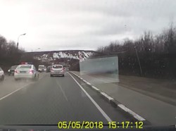 Kejar Pengendara Nakal, Mobil Patroli Polisi Ini Malah Melayang