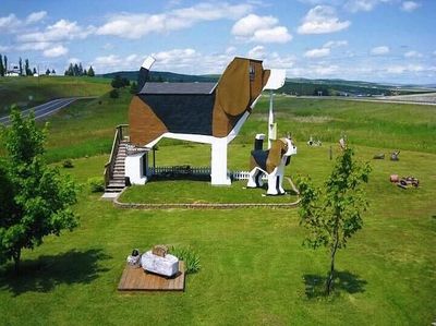 Guk Guk! Hotel Ini Berbentuk Anjing