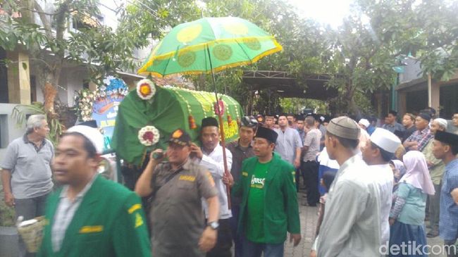 Pelayat Iringi Pemakaman Pencipta Lagu-lagu Nasida Ria Pelayat Iringi Pemakaman Pencipta Lagu-lagu Nasida Ria