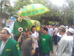 Pelayat Iringi Pemakaman Pencipta Lagu-lagu Nasida Ria