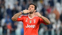 Gianluigi Buffon nasibnya juga tak jauh berbeda dengan Del Piero. Kontraknya tak diperpanjang, namun ditawari jabatan di klub. Buffon menolak dan memilih main untuk Paris Saint-Germain. (Foto: Massimo Pinca/Reuters)