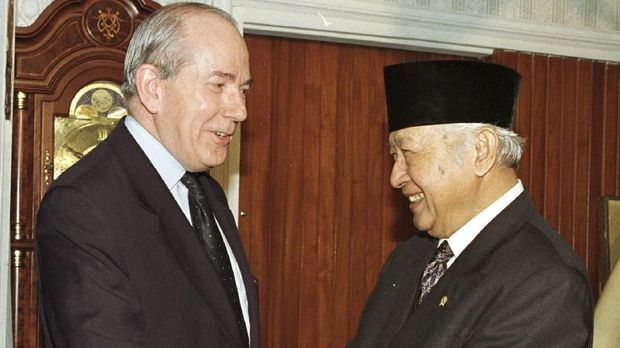 Paket bantuan IMF yang diberikan pada Indonesia saat terjadi krisis ekonomi 1998 justru membuat kondisi perekonomian makin terpuruk.