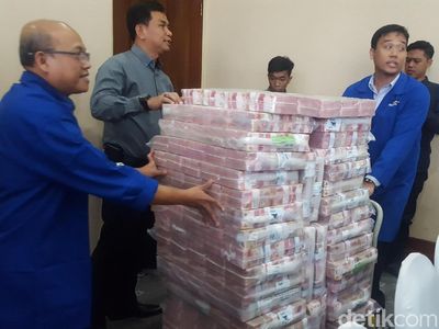 Foto: Tumpukan Duit Segunung Rp 87 M Milik Koruptor Samadikun
