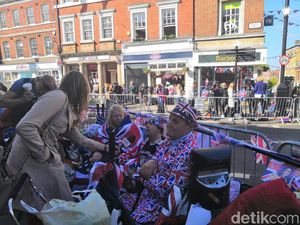 Fans Rela Tidur di Jalan demi Nonton Pernikahan Pangeran Harry-Meghan