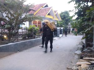 Tangkap 2 Terduga Teroris di Cirebon, Densus Sita Aki Besar