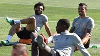 Mohamed Salah berlatih santai dan penuh tawa bersama rekan-rekannya. (LiverpoolFC.com)