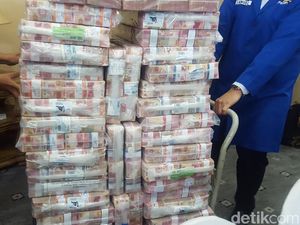 Diangkut Pakai Troli, Ini Penampakan Uang Rp 87 M Samadikun Diangkut Pakai Troli, Ini Penampakan Uang Rp 87 M Samadikun