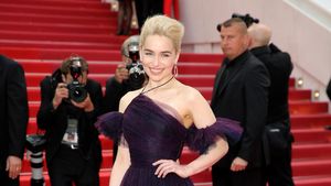Indahnya Gaun Emilia Clarke di Cannes, Dibuat Selama 250 Jam