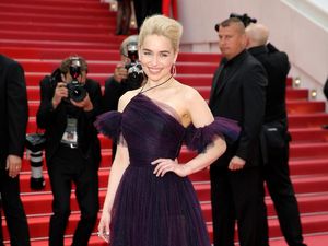 Indahnya Gaun Emilia Clarke di Cannes, Dibuat Selama 250 Jam