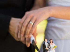 Kasihan, Pengantin Ini Menangis Saat Tahu Kue Pernikahannya dari Styrofoam