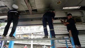 Halte TransJ Simprug Diperbaiki