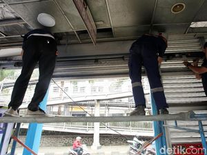Halte TransJ Simprug Diperbaiki Halte TransJ Simprug Diperbaiki