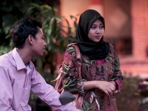 Dibonceng Pria Bukan Mahram, Bagaimana Hukumnya?