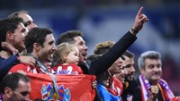 Pelatih Diego Simeone, yang dilarang mendampingi Atletico di pinggir lapangan, akhirnya bisa ikutan berpesta dengan medali juara Liga Europa. (Foto: Laurence Griffiths/Getty Images)