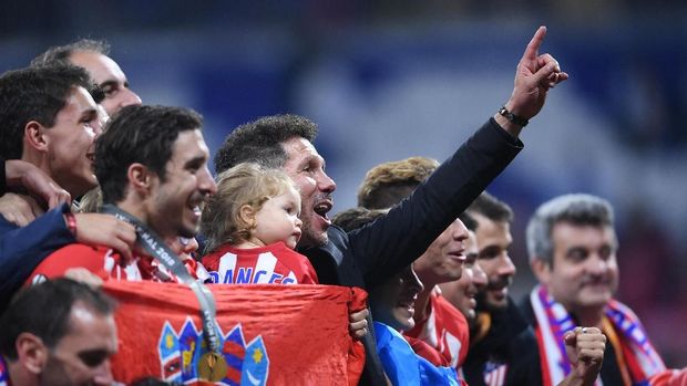 LYON, FRANCE - MAY 16:  Diego Simeone, Coach of Atletico Madrid celebrates victory after the UEFA Europa League Final between Olympique de Marseille and Club Atletico de Madrid at Stade de Lyon on May 16, 2018 in Lyon, France.  (Photo by Laurence Griffiths/Getty Images)